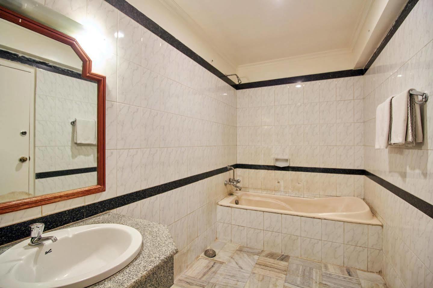 Hotel Chalukya Bangalore Esterno foto